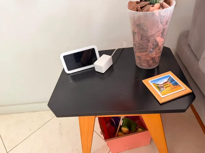 Vendo mesa de Canto por 200,00. Motivo mudança. Retirar em Copacabana.