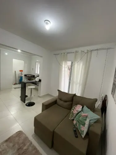 Casa com 02 dormitórios, sacada, garagem