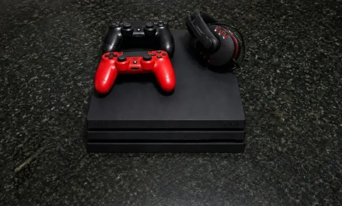 PS4 Pro 1TB Com 2 Controles