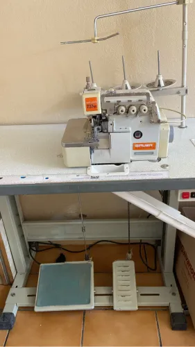 Vendo máquina overlock direct drive siruba