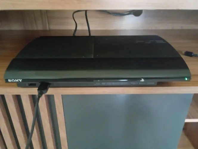Vendo PlayStation 3 em excelente estado, com vários jogos físicos e 2 controles.