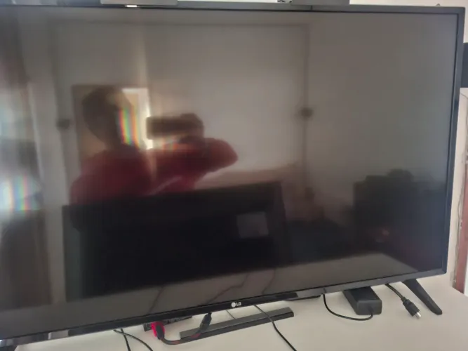 TV LG 43" com defeito