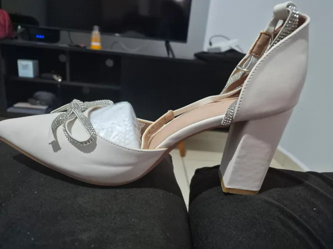 Sapato de Salto Bloco Branco com Laço de Strass - Novo e Elegante (Tamanho 37/38)