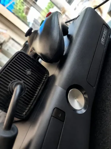 Xbox 360 Slim com HD de 250GB