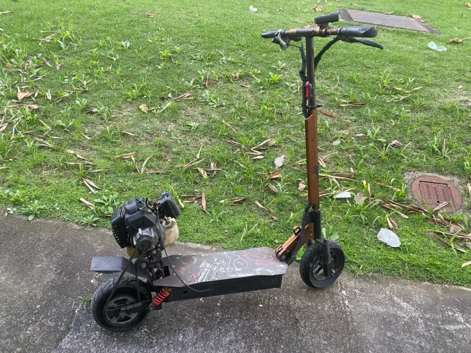 Patinete com motor de roçadeira