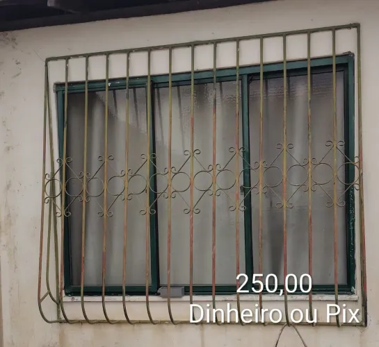 Vendo grades de ferro e janelas.
