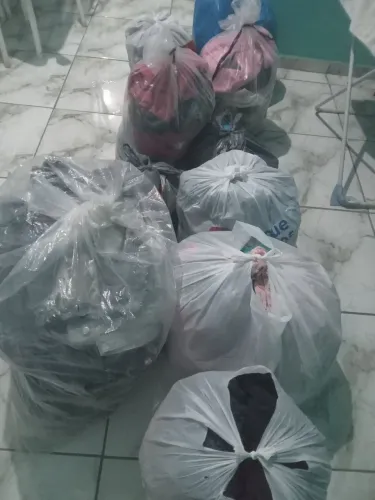 Vendo 300 peças de roupas para Brechó 