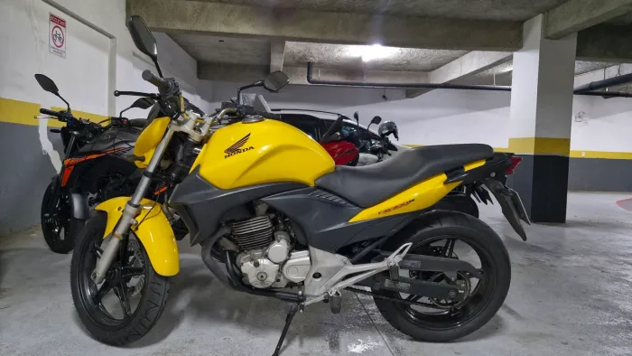 Vendo CB300r 2012 Amarela 100% revisada. Doc ok. Só venda