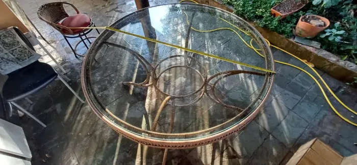 Mesa Redonda de Vidro com Estrutura em Vime - Área Gourmet e Varanda