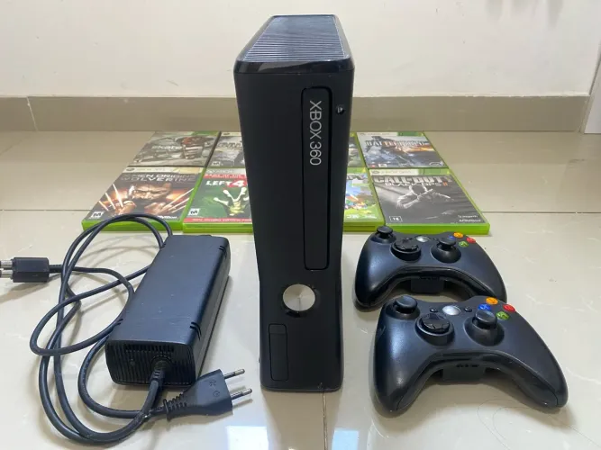 Vendo Xbox 360 + 2 controles + 6 jogos