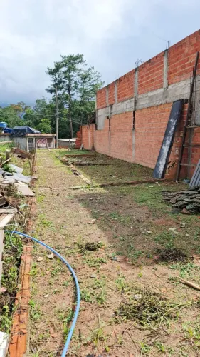 Terreno Plano 5x27 com Alicerce Pronto - Bairro Jardim Marcelo