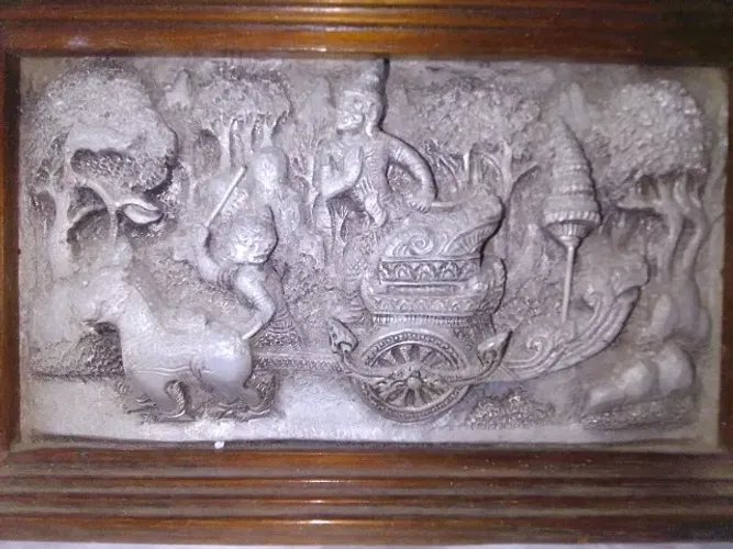 Antiga placa alumínio alto-relevo emoldurada madeira escalonada cena mitológica Indiana*