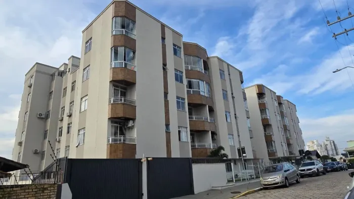 Apartamento com 3 quartos , 2 banheiros, elevador e vaga em Capoeiras.