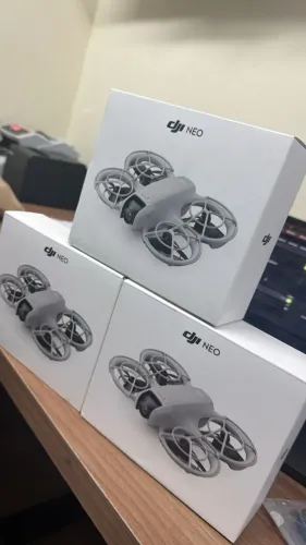 Apresentamos o Drone DJI Neo Standard BR - DJI050 Cinza, um dispositivo aéreo compacto e l