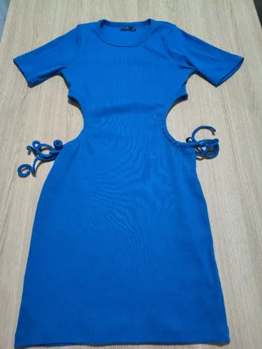 Vestido Feminino Curto Canelado Azul Com Recorte Na Cintura. Tamanho M