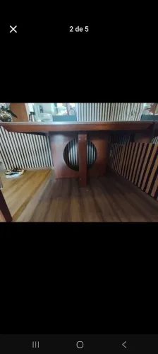 Mesa com tampo de vidro e pés em madeira  tam 1,35 x0,90 .