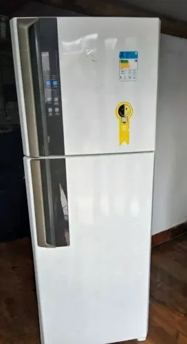 Geladeira Electrolux Frost Free Duplex. 127V mas acompanha o transformador! Estado de nova