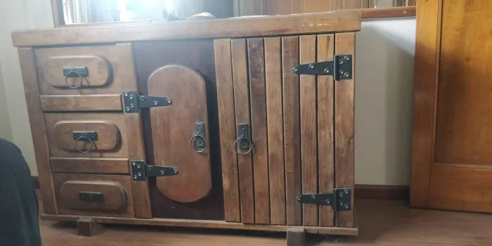 Cômoda rústica de antiquário.