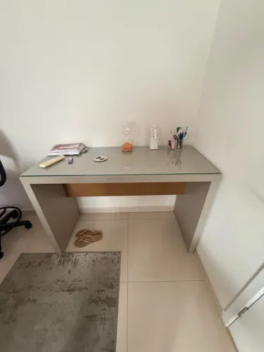 Mesa em mdf com vidro 