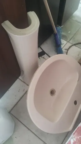 Lavatório de banheiro novo de louça