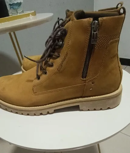 Bota Nova . Sem nenhum uso .Com etiqueta. Linda e confortável
