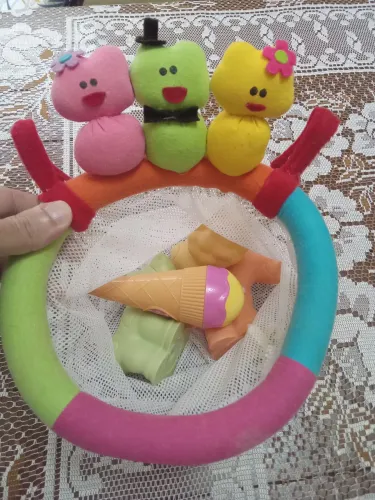 Cesto para bebês com brinquedos 