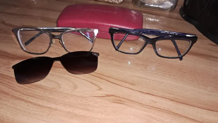 Vendo duas armações femininas de óculos de grau originais.
