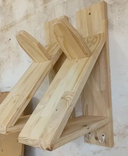 Suporte para capacetes com porta chaves 