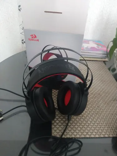 Fone red dragon gamer tem um mês de uso pegando tudo certinho com caixa e todos acessorios