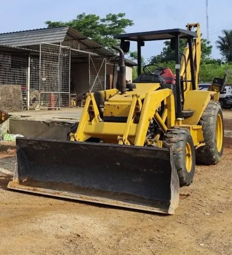 Retroescavadeira Maxion 750