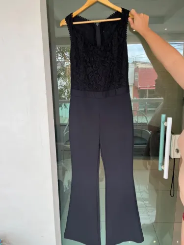 Macacão feminino preto, usado em boa conservação, tamanho M
