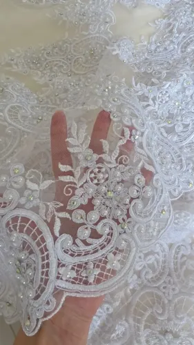 Véu de Noiva rendado com barrado duplo e pedrarias 3Metros - Cindy  - Estilista Bárbara Me