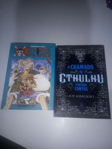 Mangá de One Piece 3 em 1 Vol.3 e livro chamado de Cthulhu e outros contos