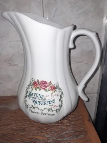Jarra e banheirinha decorativa em louça porcelana