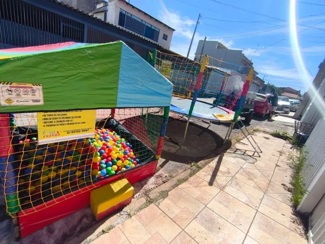 PULA PULA, CASINHA DE BOLINHAS, TOTÓ ALGODÃO DOCE, PING PONG, MESAS E CADEIRAS SANTA