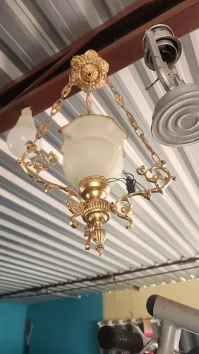 Lustre Colonial Antigo em Metal Ornamental com Cúpula de Vidro Original