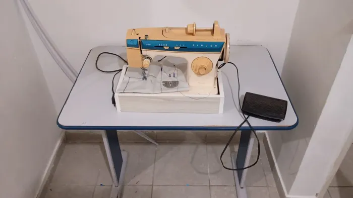 Máquina de costura singer.