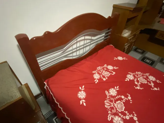 CAMA DE CASAL COM COLCHÃO USADA