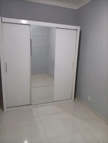 Vendo guarda-roupa três portas deslizantes espelhado de casal