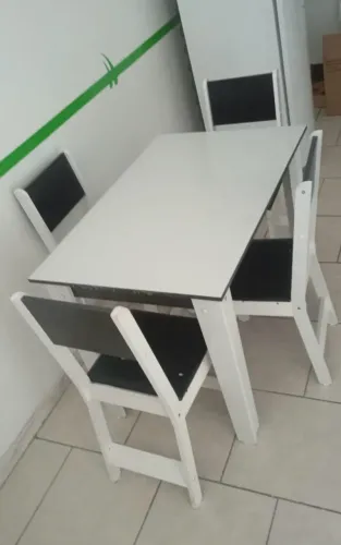 Mesa com 4 cadeiras P/ Escritório em MDF resistente