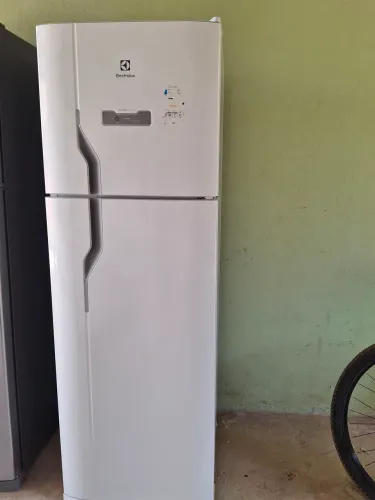 Geladeira Electrolux única dona semi nova