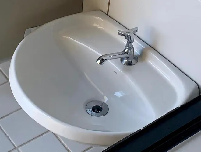 Pia de Banheiro + Torneira (Produtos Novos)