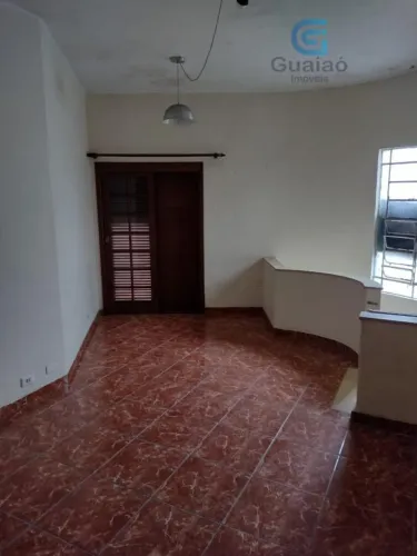 Alugo sobrado com 05 dormitórios no Gonzaga em Santos