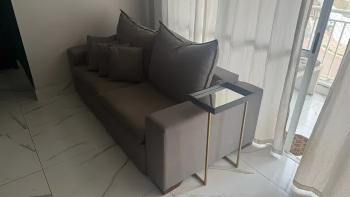 Sofá Linho Retrátil e Reclinável 2,10m + Mesinha lateral e 4 Almofadas