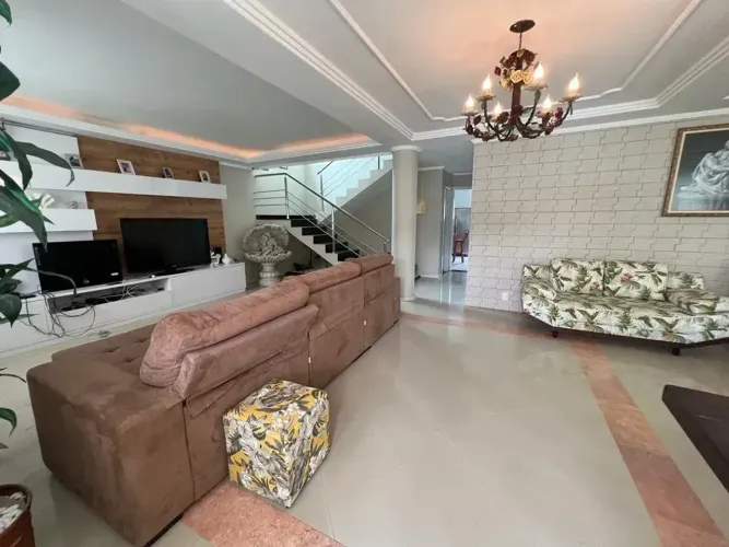 Casa no condomínio Maramar para venda possui 330 metros quadrados com 4 quartos