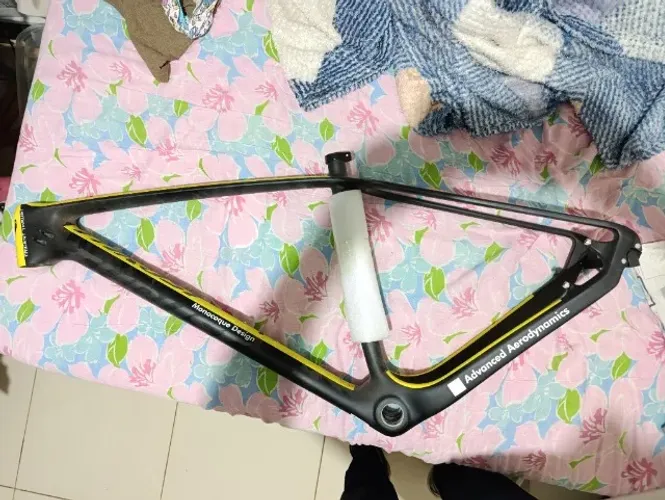 Quadro de Bicicleta, carbono + peças na caixa 