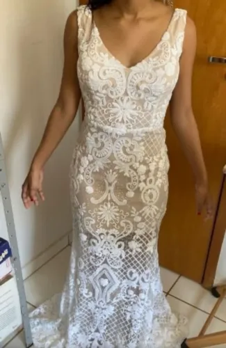 vestido de noiva longo branco todo com micro paetês e fenda atrás, tamanho p