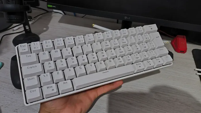 Teclado mecânico Hyrax Branco RGB - Switch Red