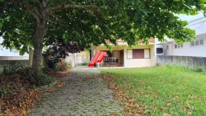 Casa Comercial de 4 Quartos à Venda em Ingleses do Rio Vermelho, Florianópolis-SC. 182m²