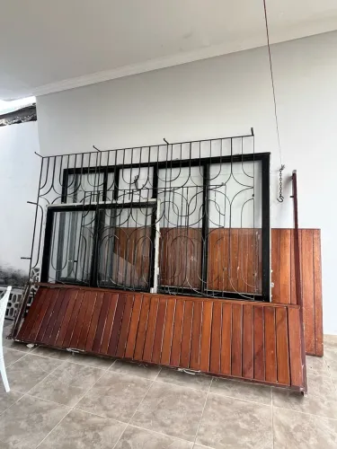 Janelas + Porta | Madeira e Ferro | Retirada